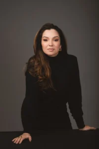Dra. Alessandra Caldeira, dermatologista e cliente da ZYX Marketing